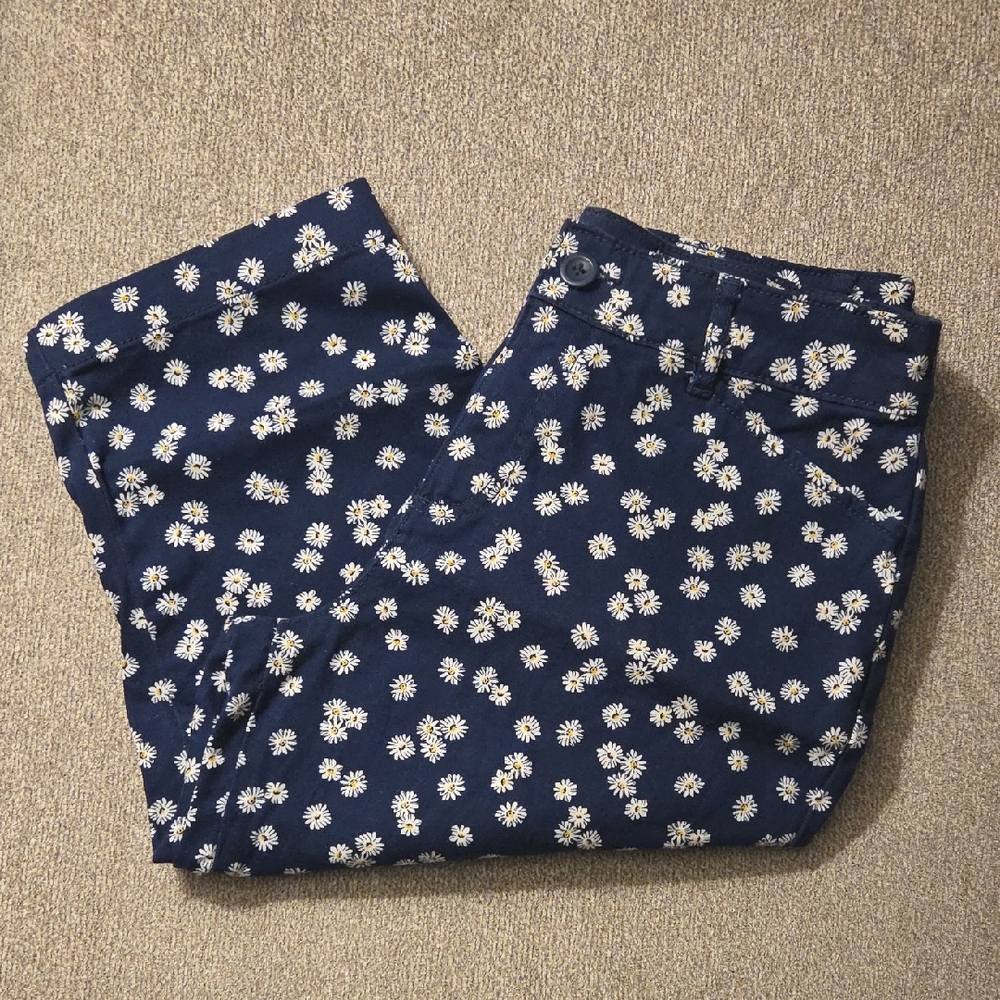 St John's Bay Daisy Capri Pants